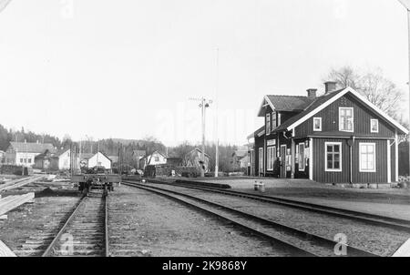 Der Bahnhof wurde 1896 eröffnet. Eineinhalb Stockwerke hohe Bahnhofshäuser in Holz. Lokstal und Turnboard zogen 1896 aus Fridhemsberg hierher. Bis 1909 befand sich die Poststation in der Station. 1926 wurde das Bahnhofshaus unter anderem mit zwei neuen Übernachtungszimmern für Lokomotiven umgebaut. Der Bahnhof wurde 1961 geschlossen. Stockfoto