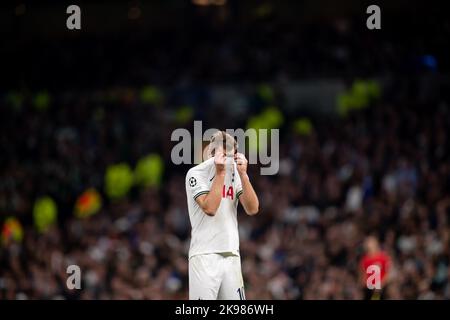 Harry Kane von Tottenham reagiert während des UEFA Champions League-Spiel der Gruppe D zwischen Tottenham Hotspur und Sporting Lisbon am Mittwoch, dem 26.. Oktober 2022, im Tottenham Hotspur Stadium in London. (Kredit: Federico Maranesi | MI Nachrichten) Kredit: MI Nachrichten & Sport /Alamy Live Nachrichten Stockfoto