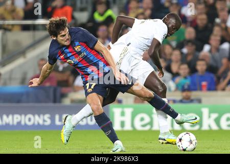 Barcelona, Spanien. 26/10/2022, Marcos Alonso vom FC Barcelona im Einsatz mit Dayot Upamecano vom FC Bayern München während des UEFA Champions League-Spiels zwischen dem FC Barcelona und dem FC Bayern München im Spotify Camp Nou in Barcelona, Spanien. Stockfoto