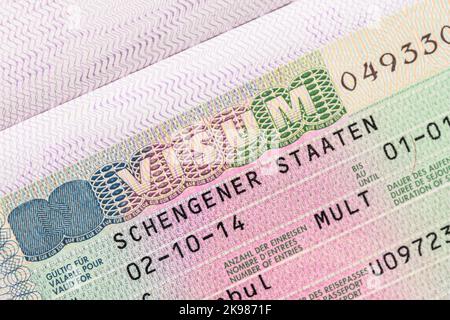 ISTANBUL, TÜRKEI - 17. DEZEMBER 2021 : Nahaufnahme des Visums für Deutschland mit Schwerpunkt auf dem Wort VISA. Das Schengen-Visum wurde inzwischen in Umlauf gebracht Stockfoto