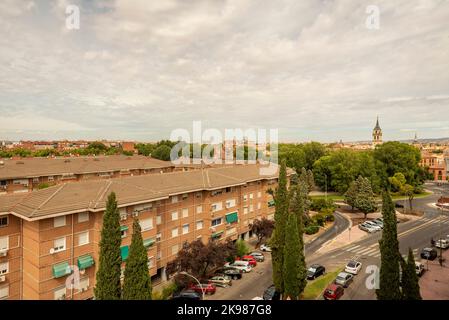 Blick auf Dächer und Parks in der Stadt Alcalá de Henares Stockfoto