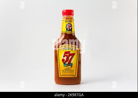 ST. PAUL, MN, USA - 25. OKTOBER 2022: Heinz 57 Container und Markenlogo. Stockfoto