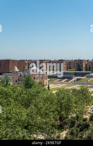 Blick auf Gärten und Parks mit Schlössern in der Stadt Alcorcón in Madrid. Stockfoto