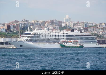 ISTANBUL, TURKIYE - 27. AUGUST 2022: MS Viking Sky Cruise Ship in Galataport Istanbul. Das Schiff hat eine Kapazität von 47.842 GT und 930 Stockfoto