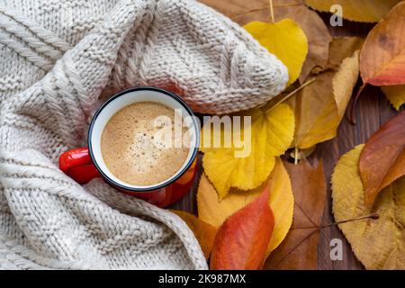 Heißer Kaffee und Herbstblätter auf Vintage-Holz Hintergrund Stockfoto