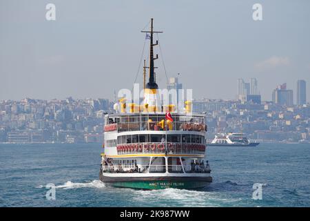 ISTANBUL, TURKIYE - 27. AUGUST 2022: Fähre Sehir Hatlari in der Bosporusstraße. Sehir Hatlari wurde 1844 gegründet. Stockfoto