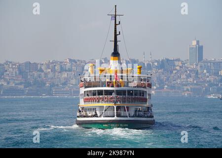 ISTANBUL, TURKIYE - 27. AUGUST 2022: Fähre Sehir Hatlari in der Bosporusstraße. Sehir Hatlari wurde 1844 gegründet. Stockfoto