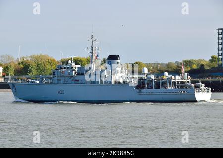 Royal Navy Minesweeper HMS Hurworth M39 an der Themse in London Stockfoto