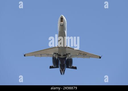 ISTANBUL, TÜRKEI - 19. FEBRUAR 2022: TAV Air Embraer ERJ-135 (14501148) landet auf dem Flughafen Istanbul Atatürk Stockfoto