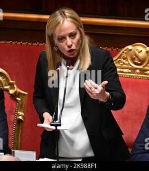 Rom, Italien. 26. Oktober 2022. Die italienische Premierministerin Giorgia Meloni spricht am 26. Oktober 2022 vor dem Oberhaus des italienischen parlaments in Rom, Italien. Das neue italienische Kabinett unter der Leitung von Premierministerin Giorgia Meloni hat am Mittwoch im Oberhaus des italienischen parlaments eine Vertrauensabstimmung gewonnen. Quelle: Alberto Lingria/Xinhua/Alamy Live News Stockfoto