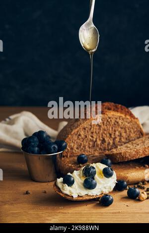 Sandwich mit Frischkäse und Beeren Stockfoto