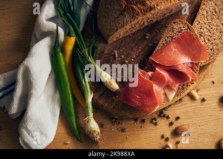 Roggenbrot mit Jamonscheiben Stockfoto