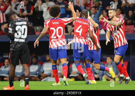 Atletico-Spieler feiern am 26. Oktober 2022 beim Champions League Match Day 5 zwischen Atletico de Madrid und Bayern Leverkusen im Civitas Metropolitano Stadium in Madrid, Spanien. Stockfoto