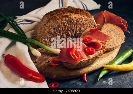 Roggenbrot mit Jamonscheiben Stockfoto