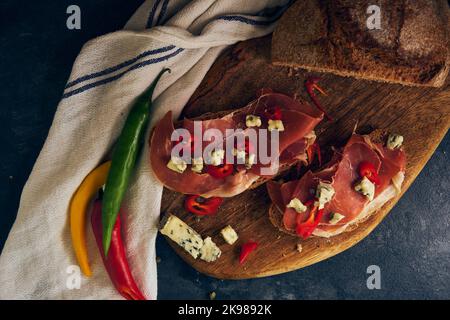 Roggenbrot mit Scheiben von Jamon und Käse Stockfoto