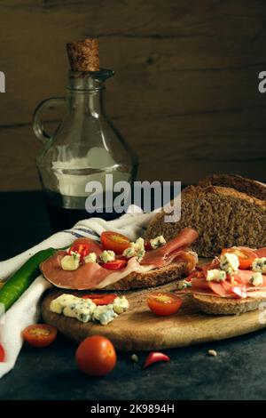 Roggenbrot mit Scheiben von Jamon und Käse Stockfoto