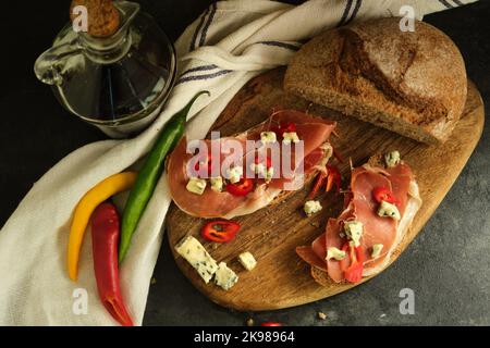 Roggenbrot mit Scheiben von Jamon und Käse Stockfoto