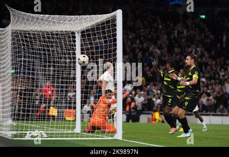 London, Großbritannien. 26. Oktober 2022. Harry Kane von Tottenham Hotspur schießt seinen Teams 2. Tore spät im Spiel, aber es ist nicht erlaubt. UEFA Champions League, Spiel der Gruppe D, Tottenham Hotspur gegen Sporting Lisbon im Tottenham Hotspur Stadium in London am Mittwoch, den 26.. Oktober 2022. Dieses Bild darf nur für redaktionelle Zwecke verwendet werden. Nur zur redaktionellen Verwendung, Lizenz für kommerzielle Nutzung erforderlich. Keine Verwendung bei Wetten, Spielen oder Publikationen eines einzelnen Clubs/einer Liga/eines einzelnen Spielers. PIC by Sandra Mailer/Andrew Orchard Sports Photography/Alamy Live News Credit: Andrew Orchard Sports Photography/Alamy Live News Stockfoto