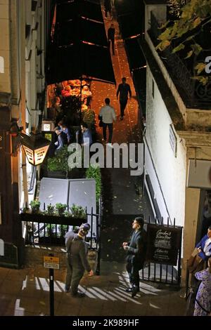 Gordens Wine Bar London bei Nacht Stockfoto