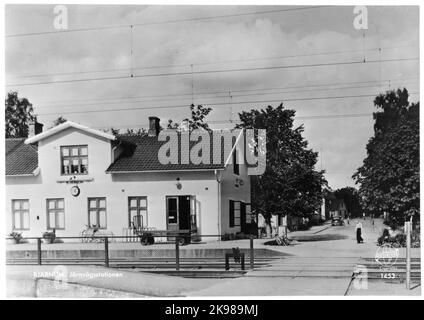 Die Station wurde 1889 von Whj gebaut. Bahnhof mit Bahnhofshaus aus dem Jahr 1890. Es wird noch 1991 vermietet und ist jetzt vermietet. Überreste sind auch Nebengebäude, Laderampe, Frachtraum und Laderampe. Persönliche Zugpausen vom Sommerfahrplan 1977 aufgegeben. Bahnhof landschaftlich im Jahr 1889. Ein- und halb gelagertes Bahnhofsgebäude. Whj, Vittsjö - Hässleholms Railway Stockfoto