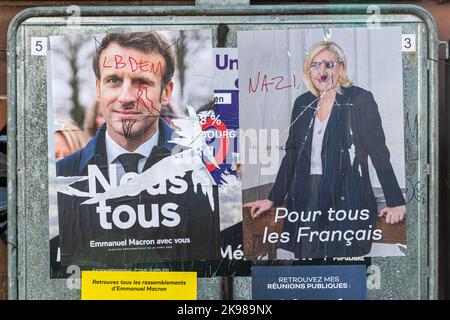 Illustration der zweiten Runde der Präsidentschaftswahlen in Frankreich mit Graffiti, mit Stimmzetteln des amtierenden Präsidenten Emmanuel Macron (LREM) Stockfoto