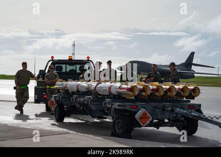 US-Luftwaffe vom Bombenflügel 28., Luftwaffenstützpunkt Ellsworth, South Dakota, und US-Matrosen vom Navy Munitions Command, Pacific Unit, Guam, bereiten sich darauf vor, MK-62 Quickstrike Naval Minen auf einen B-1B Lancer zu laden, um eine Bomber Task Force Mission auf der Andersen AFB, Guam, 21. Oktober 2022 zu unterstützen. Bomber Task Force-Missionen unterstützen die Ziele der Nationalen Verteidigungsstrategie (NDS) der strategischen Vorhersehbarkeit und der operativen Unvorhersehbarkeit durch die Geschwindigkeit, Flexibilität und Bereitschaft strategischer Bomber. (USA Foto der Luftwaffe von Staff Sgt. Hannah Malone) Stockfoto