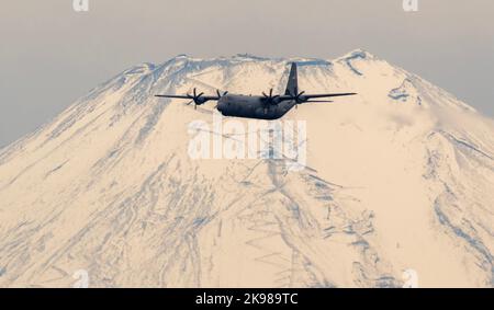 Ein Air Force C-130J Super Hercules fliegt während einer Trainingsmission über den Yokota Air Base, Japan, 25. Oktober 2022. Der 36 AS führt regelmäßig Trainingsmissionen durch, um die erforderlichen Fähigkeiten zur Unterstützung von Notfällen zu beherrschen. (USA Luftwaffe Foto von Yasuo Osakabe) Stockfoto