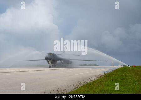 Ein B-1B Lancer, der der Expeditionary Bomb SquadronEllsworth Air Force Base, South Dakota, 37. zugewiesen wurde, taxt durch eine Reinwasserwaschstation auf dem Andersen Air Force Base, Guam, 19. Oktober 2022. Die US-Indo-Pacific Command Force, die Beschäftigung, die militärische Haltung und die Operationen erfüllen unsere Sicherheitsverpflichtungen in der Region, indem sie es uns ermöglichen, schnell auf jede potenzielle Krise oder Herausforderung im Indo-Pazifik zu reagieren. (USA Luftwaffe Foto von Airman 1. Klasse Adam Olson) Stockfoto