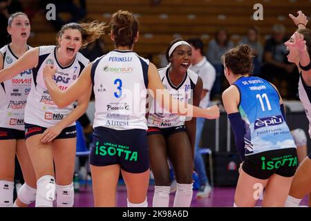 Volleyball Casalmaggiore Spieler feiern während der TrasportiPesanti Casalmaggiore gegen Vero Volley Monza, Volleyball Italienische Serie A1 Frauenspiel in Casalmaggiore (CR), Italien, Oktober 26 2022 Stockfoto