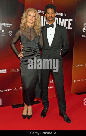 Mona Godfrey und Alfred Enoch nahmen an der Eröffnungsgala des Raindance Film Festivals Teil, mit der internationalen Premiere von Corner Office im Curzon Mayfair, London. Bilddatum: Mittwoch, 26. Oktober 2022. Stockfoto