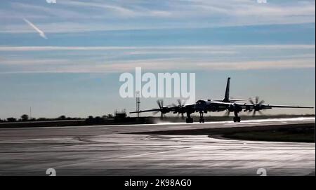 Ein strategischer Bomber der russischen TU-95MS hebt während der russischen Atomübungen am 26. Oktober 2022 in Plesetsk, Nordwest-Russland, ab. Der Kreml sagte in einer Erklärung, dass der russische Präsident, Oberbefehlshaber der Streitkräfte, Wladimir Putin eine militärische Übung der Boden-, Marine- und Luftkomponenten der Strategischen Abschreckungskräfte überwachte, die auch den praktischen Start von ballistischen und Marschflugkörpern beinhaltete, die alle ihre festgelegten Ziele erreichten. Ein Standbild aus einem Video, das vom Presseamt des russischen Verteidigungsministeriums/UPI bereitgestellt wurde Stockfoto