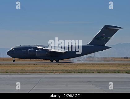 Ein C-17 Globemaster III Flugzeug vom 62d Airlift Wing landet während der Übung Rainier war 22B auf der Mountain Home Air Force Base, Idaho, 18. Oktober 2022 auf der Fluglinie. Rainier war ist nicht nur die Priorisierung der Luftwaffe, sondern auch die umfassende Übung des Luftwaffenflügels 62d, mit der Multi-Capable Airmen trainiert werden. (USA Foto der Luftwaffe von Staff Sgt. Zoe Thacker) Stockfoto