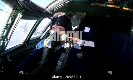 Ein russischer Pilot wird in einer Kabine eines strategischen Bombers TU-95MS während der russischen Atomübungen gesehen. Am 26. Oktober 2022 in Plesetsk, Nordwestrussland. Der Kreml sagte in einer Erklärung, dass der russische Präsident, Oberbefehlshaber der Streitkräfte, Wladimir Putin eine militärische Übung der Boden-, Marine- und Luftkomponenten der Strategischen Abschreckungskräfte überwachte, die auch den praktischen Start von ballistischen und Marschflugkörpern beinhaltete, die alle ihre festgelegten Ziele erreichten. Ein Standbild aus einem Video, das vom Presseamt des russischen Verteidigungsministeriums/UPI bereitgestellt wurde Stockfoto