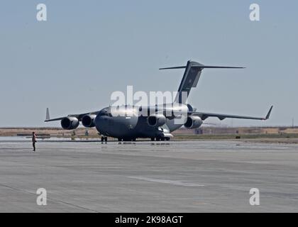 Ein C-17 Globemaster III-Flugzeug aus den 62d Airlift Wing Taxis nach der Landung auf der Fluglinie während der Übung Rainier war 22B auf der Mountain Home Air Force Base, Idaho, 18. Oktober 2022. Rainier war 22B ist eine umfassende Bereitschaftsübung mit einer Priorisierung der Luftstreitkräfte, die die Fähigkeit demonstriert, während eines rigorosen Kriegsszenarios Kampftruppen zu erzeugen, einzusetzen und zu erhalten. (USA Foto der Luftwaffe von Staff Sgt. Zoe Thacker) Stockfoto