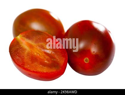 Nahaufnahme von frischen Cherry Kumato Tomaten mit gehackten Scheiben Stockfoto