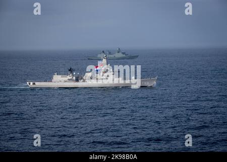 Die niederländische Fregatte HNLMS Van Amstel (F 831) dampft in Formation mit der dänischen Fregatte HDMS Peter Willemoes (F 362), 25. Oktober 2022. Die Gerald R. Ford Carrier Strike Group (GRFCSG) wird im Atlantischen Ozean eingesetzt und führt zusammen mit NATO-Alliierten und Partnern Trainings und Operationen durch, um die Integration für zukünftige Einsätze zu verbessern und das Engagement der US-Marine für eine friedliche, stabile und konfliktfreie atlantische Region zu demonstrieren. (USA Navy Foto von Mass Communication Specialist 3. Klasse Jacob Mattingly) Stockfoto