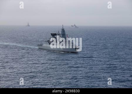 Die deutsche Fregatte FGS Hessen (F 221) dampft in Formation mit der dänischen Fregatte HDMS Peter Willemoes (F 362) und dem Arleigh Burke-Klasse Lenkraketen-Zerstörer USS Ramage (DDG 61), 25. Oktober 2022. Die Gerald R. Ford Carrier Strike Group (GRFCSG) wird im Atlantischen Ozean eingesetzt und führt zusammen mit NATO-Alliierten und Partnern Trainings und Operationen durch, um die Integration für zukünftige Einsätze zu verbessern und das Engagement der US-Marine für eine friedliche, stabile und konfliktfreie atlantische Region zu demonstrieren. (USA Navy Foto von Mass Communication Specialist 3. Klasse Jacob Mattingly) Stockfoto