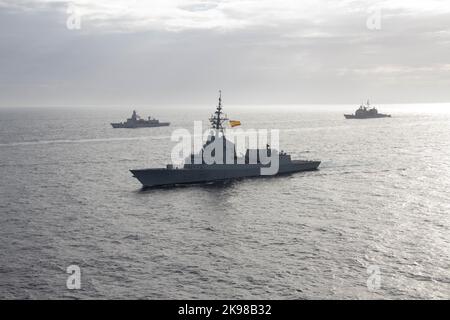 Die spanische Armada-Fregatte Álvaro de Bazán (F 101) dampft in Formation mit der niederländischen Fregatte HNLMS Van Amstel (F 831) und dem Lenkraketen-Kreuzer USS Normandy (CG 60) der Ticonderoga-Klasse (CG 2022), 25. Oktober. Die Gerald R. Ford Carrier Strike Group (GRFCSG) wird im Atlantischen Ozean eingesetzt und führt zusammen mit NATO-Alliierten und Partnern Trainings und Operationen durch, um die Integration für zukünftige Einsätze zu verbessern und das Engagement der US-Marine für eine friedliche, stabile und konfliktfreie atlantische Region zu demonstrieren. (USA Navy Foto von Mass Communication Specialist 3. Klasse Jacob Mattingly) Stockfoto