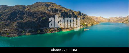 Weitwinkelaufnahme des wunderschönen Oymapinar Sees mit türkisfarbenem Wasser in der Türkei. Blauer Himmel. See aus Staudämmen am Manavgat-Fluss. Hochwertige Fotos Stockfoto