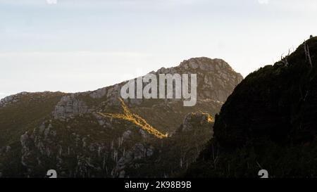 Sonnenaufgang über den Bergen im Zentrum Tasmaniens Stockfoto
