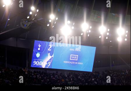 Ein Blick auf die große Leinwand, als VAR ein Tor von Harry Kane von Tottenham Hotspur überprüft, kurz bevor es während des UEFA Champions League-Spiel der Gruppe D im Tottenham Hotspur Stadium, London, nicht zugelassen wird. Bilddatum: Mittwoch, 26. Oktober 2022. Stockfoto