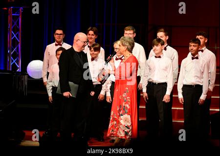 Knabenchor Hösel/Toralf Hildebrandt und Dagmar Frederic bei der 3. Wittenberger Heimatgala im Festspielhaus. Wittenberge, 15.10.2022 Stockfoto