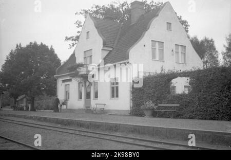 Der Bahnhof wurde 1899 erbaut. Stationshuset wurde nach einem Brand im Jahr 1913 neu gebaut. Abgenommenes Bahnhofshaus in anderthalb Stockwerken. Modernisiert 1942-43. Stockfoto