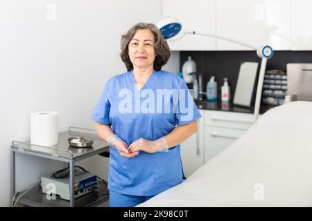 Porträt einer Ärztin, die in einem Arbeitszimmer in einer Klinik steht Stockfoto