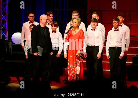 Knabenchor Hösel/Toralf Hildebrandt und Dagmar Frederic bei der 3. Wittenberger Heimatgala im Festspielhaus. Wittenberge, 15.10.2022 Stockfoto