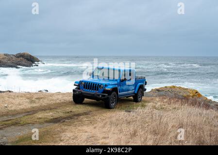 St. John's, Neufundland, Kanada, August 2022: Ein lebhaft blauer Jeep Gladiator Rubicon LKW 4x4 Offroad und geparkt auf einer alten Start- und Landebahn des Flughafens. Stockfoto