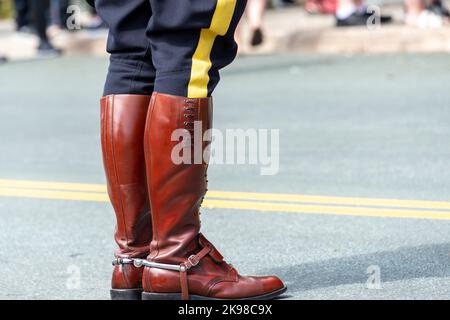 Rückansicht von hohen braunen Lederstiefeln, die von einem RCMP-Polizeibeamten der Royal Canadian Police mit seiner Kleideruniform getragen wurden. Die Stiefel haben einen Sporn auf den Fersen. Stockfoto