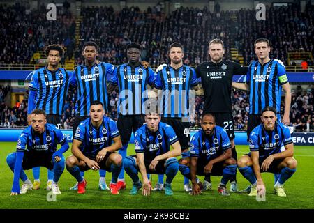 BRÜGGE, BELGIEN - 26. OKTOBER: Tajon Buchanan vom Club Brugge KV, Raphael Onyedika vom Club Brugge KV, Abakar Sylla vom Club Brugge KV, Brandon Mechele vom Club Brugge KV, Simon Mignolet vom Club Brugge KV, Hans Vanaken vom Club Brugge KV, Noa lang vom Club Brugge KV, Ferran Jutgla vom Club Brügge KV, Andreas Skov Olsen vom Club Brügge KV, Denis Odoi vom Club Brugge KV und Casper Nielsen vom Club Brugge KV posieren für ein Teamfoto während des Spiels der Gruppe B - UEFA Champions League zwischen dem Club Brugge KV und dem FC Porto am 26. Oktober 2022 im Jan Breydelstadion in Brügge, Belgien (Foto: Joris Verwijst/Orange Stockfoto