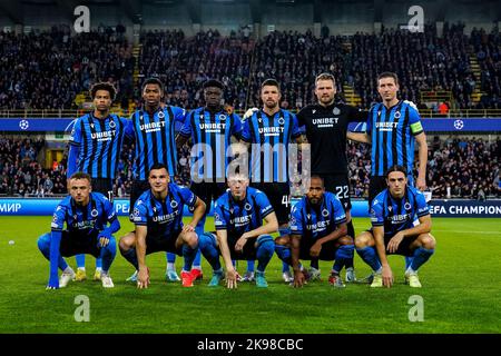 BRÜGGE, BELGIEN - 26. OKTOBER: Tajon Buchanan vom Club Brugge KV, Raphael Onyedika vom Club Brugge KV, Abakar Sylla vom Club Brugge KV, Brandon Mechele vom Club Brugge KV, Simon Mignolet vom Club Brugge KV, Hans Vanaken vom Club Brugge KV, Noa lang vom Club Brugge KV, Ferran Jutgla vom Club Brügge KV, Andreas Skov Olsen vom Club Brügge KV, Denis Odoi vom Club Brugge KV und Casper Nielsen vom Club Brugge KV posieren für ein Teamfoto während des Spiels der Gruppe B - UEFA Champions League zwischen dem Club Brugge KV und dem FC Porto am 26. Oktober 2022 im Jan Breydelstadion in Brügge, Belgien (Foto: Joris Verwijst/Orange Stockfoto