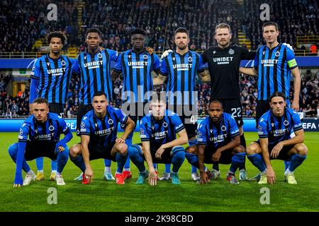 BRÜGGE, BELGIEN - 26. OKTOBER: Tajon Buchanan vom Club Brugge KV, Raphael Onyedika vom Club Brugge KV, Abakar Sylla vom Club Brugge KV, Brandon Mechele vom Club Brugge KV, Simon Mignolet vom Club Brugge KV, Hans Vanaken vom Club Brugge KV, Noa lang vom Club Brugge KV, Ferran Jutgla vom Club Brügge KV, Andreas Skov Olsen vom Club Brügge KV, Denis Odoi vom Club Brugge KV und Casper Nielsen vom Club Brugge KV posieren für ein Teamfoto während des Spiels der Gruppe B - UEFA Champions League zwischen dem Club Brugge KV und dem FC Porto am 26. Oktober 2022 im Jan Breydelstadion in Brügge, Belgien (Foto: Joris Verwijst/Orange Stockfoto